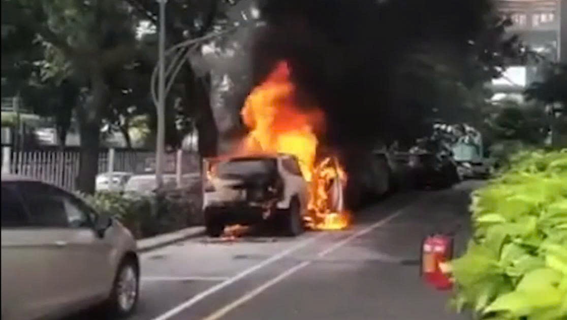 Chay oto trong khu vuc de xe chung cu hinh anh