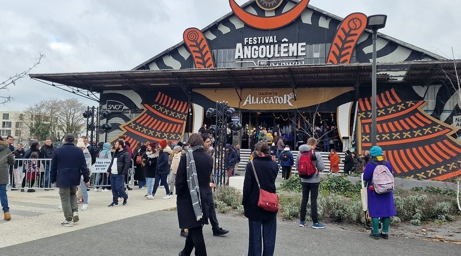 Le hoi truyen tranh danh gia bi tay chay vi be boi hiep dam hinh anh