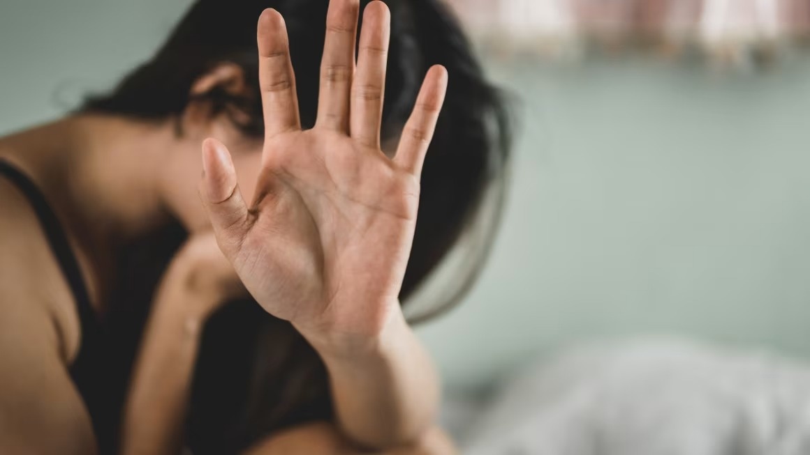 Phan ung cua phu nu bi bao luc tinh duc hinh anh