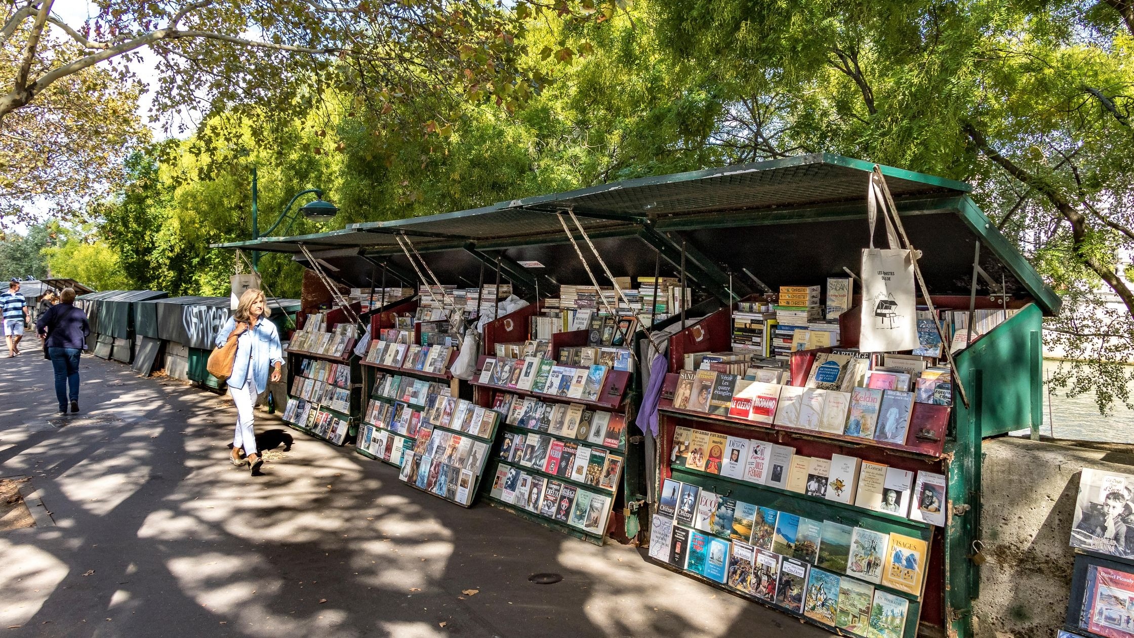 Cho sach cu gan 500 tuoi giua long Paris hinh anh