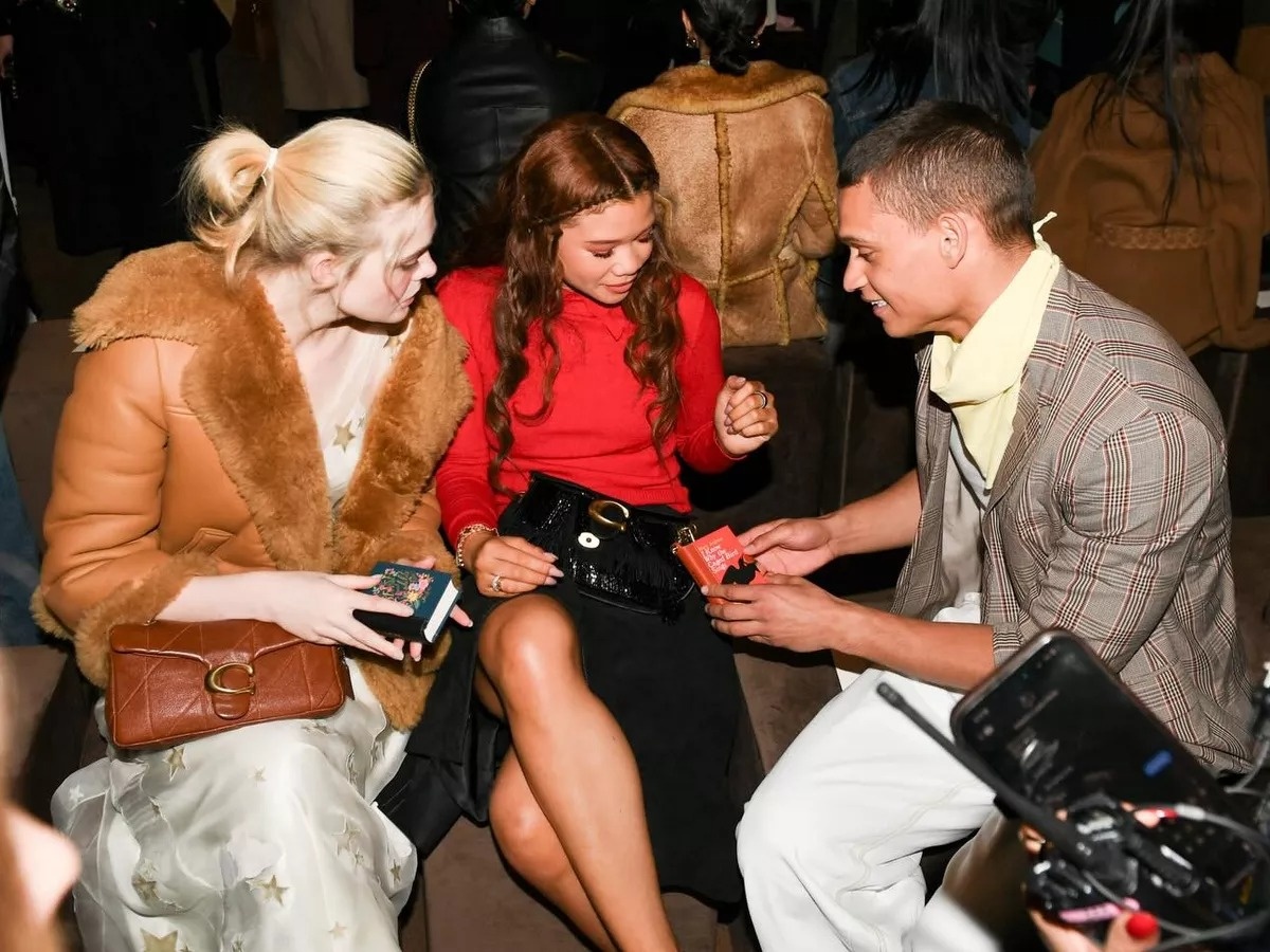 Sach tro thanh phu kien 'hot trend' hinh anh