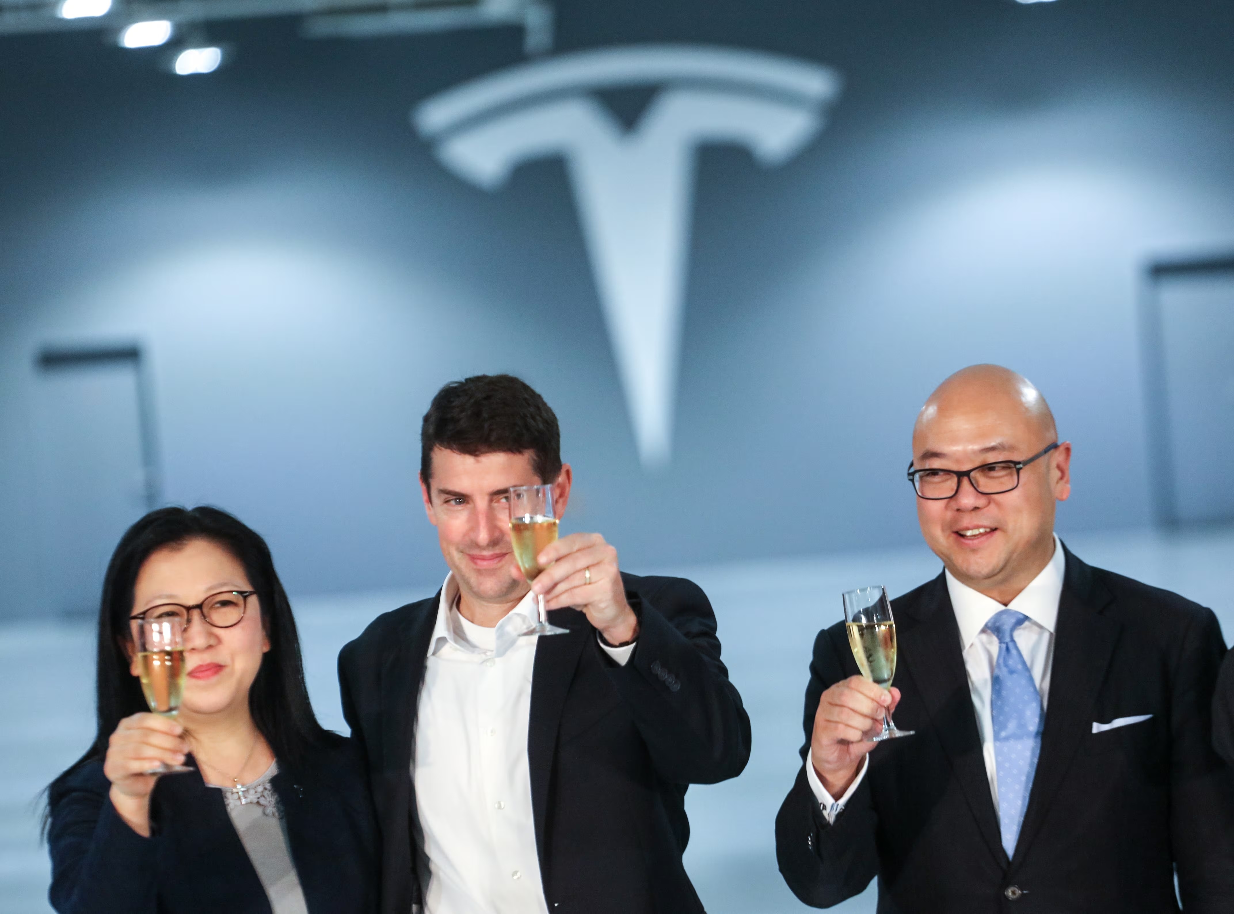 Chien luoc dua Tesla vuot len doi thu hinh anh