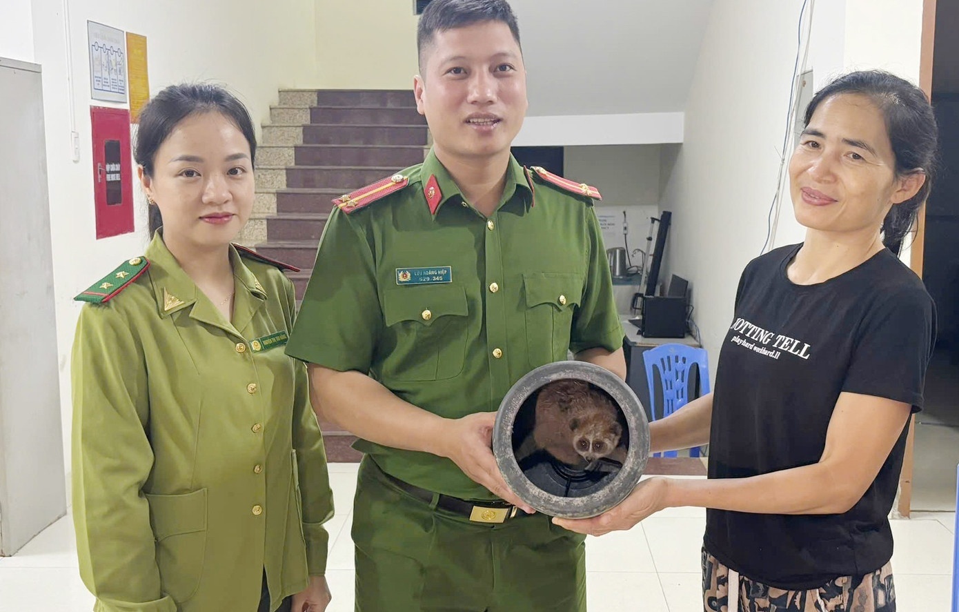 Cu li quy hiem bo vao nha dan o Son La hinh anh