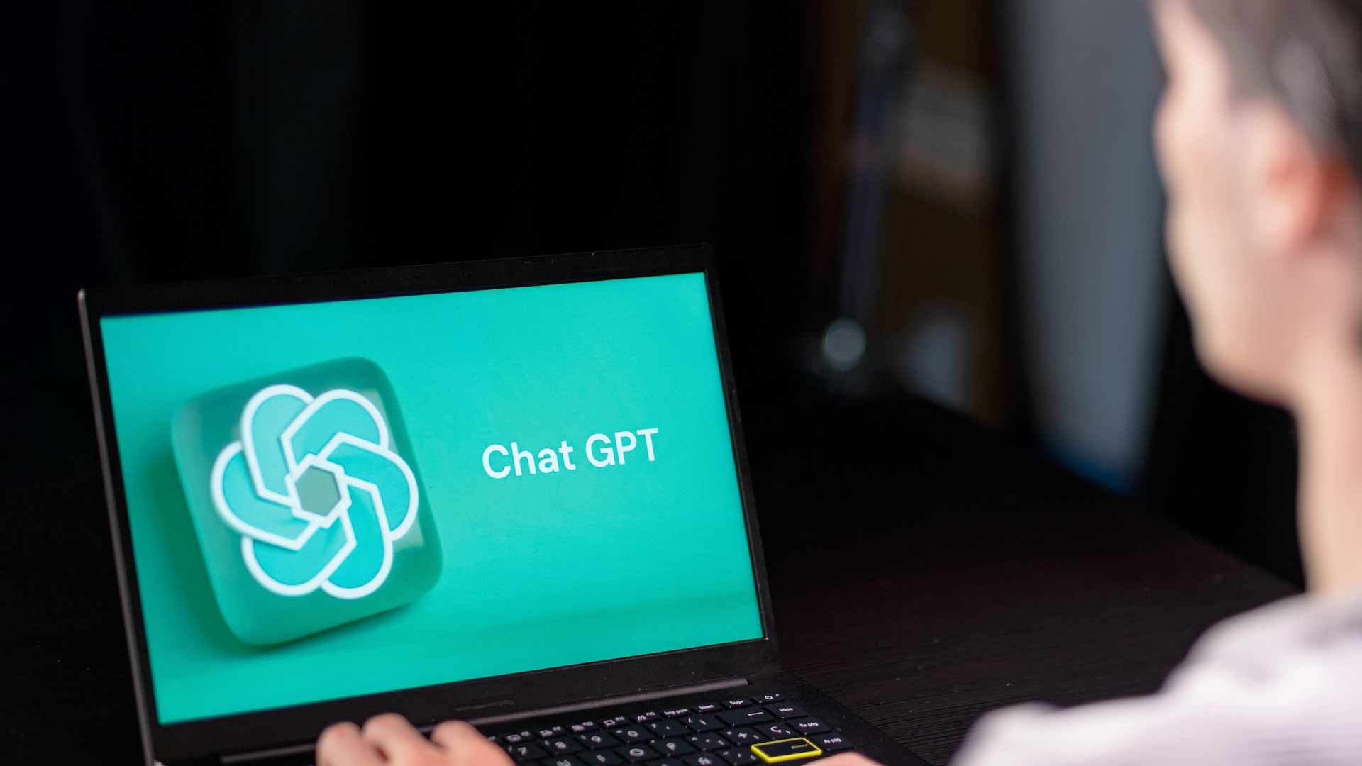 Bien tap vien nha xuat ban bi to dung AI doc ban thao hinh anh