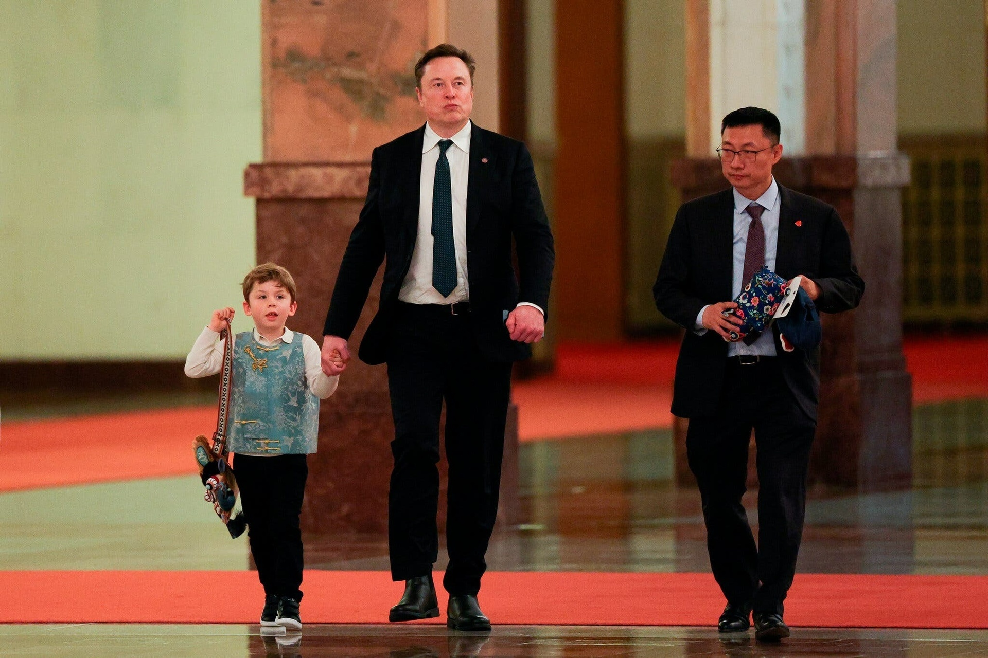 Cuon sach Elon Musk khuyen doc giua chuyen tham Bac Kinh hinh anh
