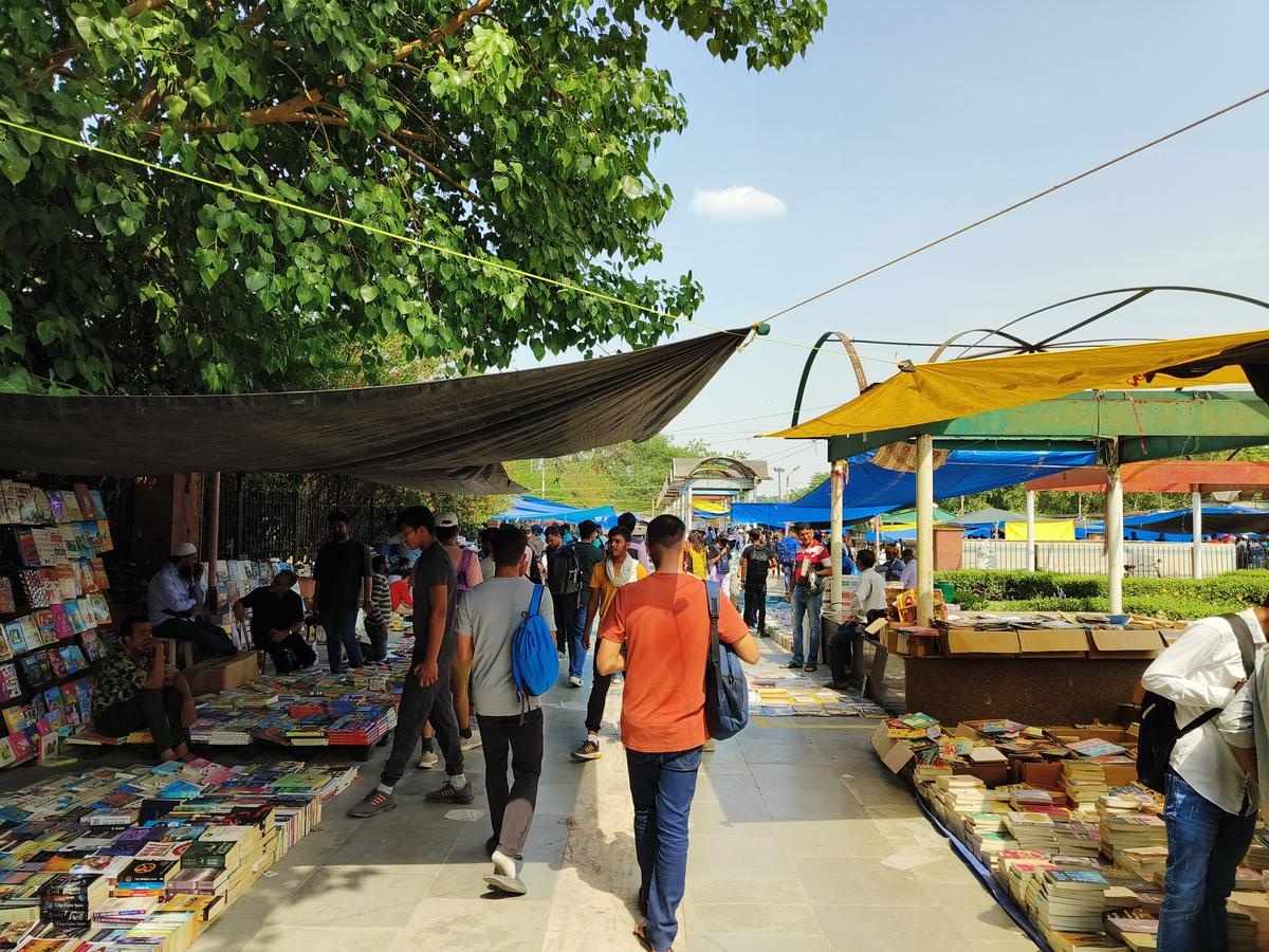 chợ s&aacute;ch ảnh 1