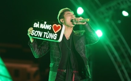 Toc Tien, Son Tung trinh dien cac ban hit voi laser hinh anh