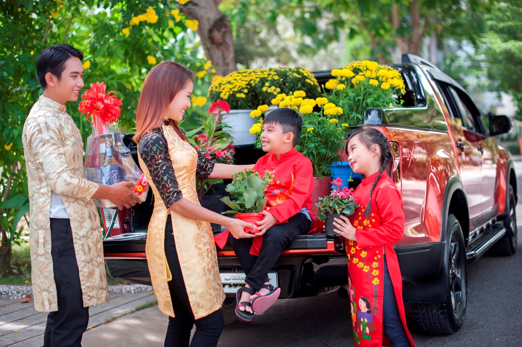 Xe ban tai D-MAX: Lua chon ly tuong cua gia dinh tre dip Tet hinh anh