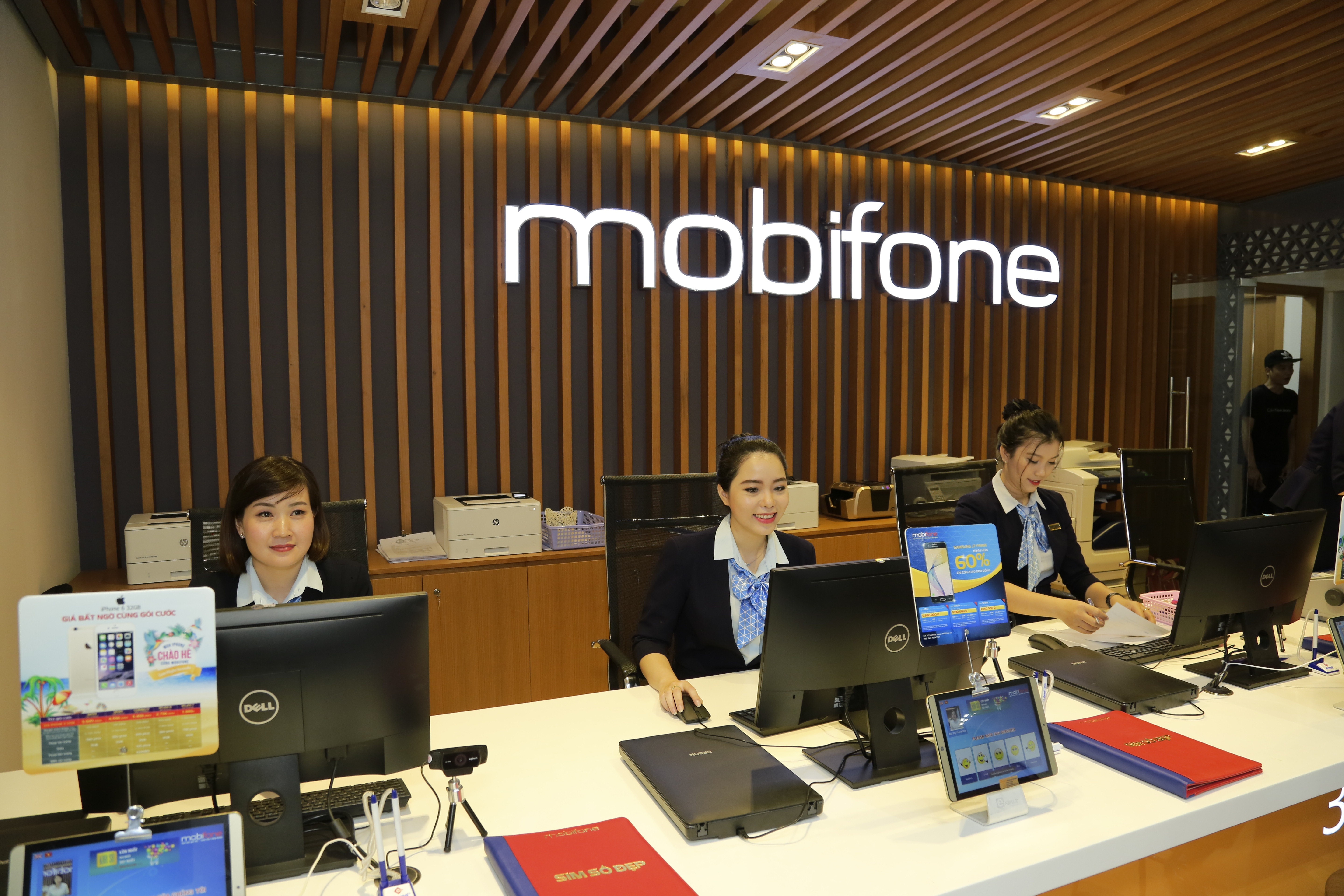MobiFone ho tro nguoi dung chup anh chan dung tai hon 1.000 cua hang hinh anh