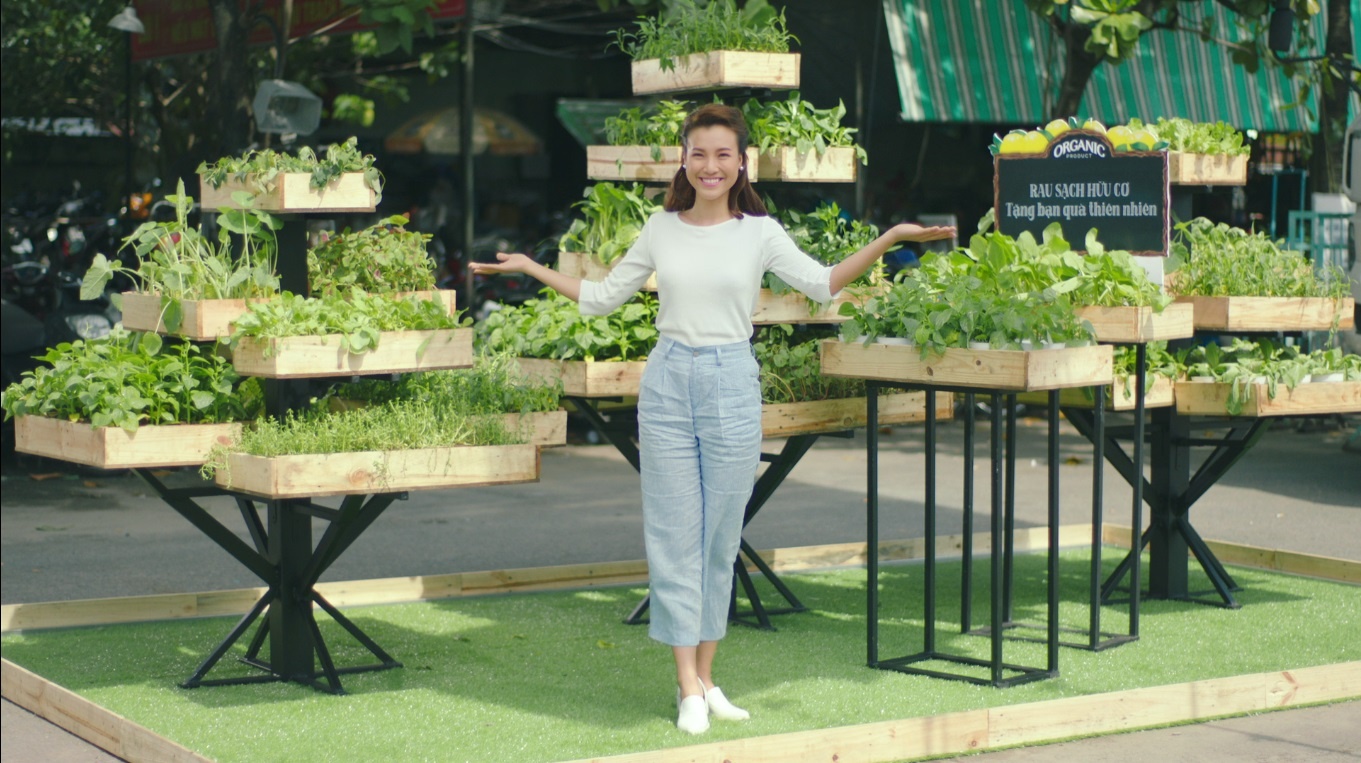 Bien bai dau xe thanh vuon rau, quan ca phe va rap phim hinh anh