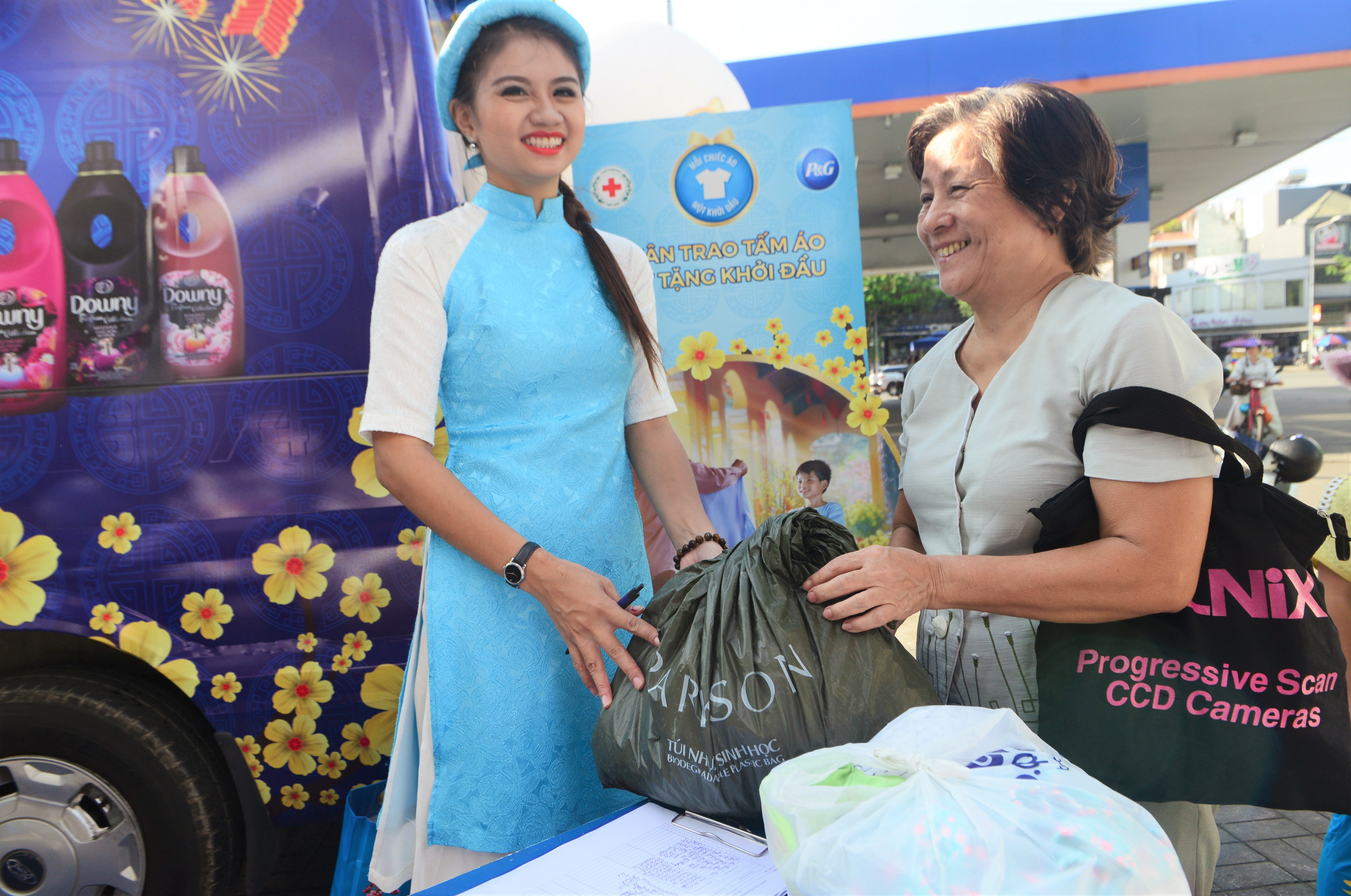 Hoat dong 'Xuan trao tam ao, Tet tang khoi dau' thu hut nguoi Sai Gon hinh anh