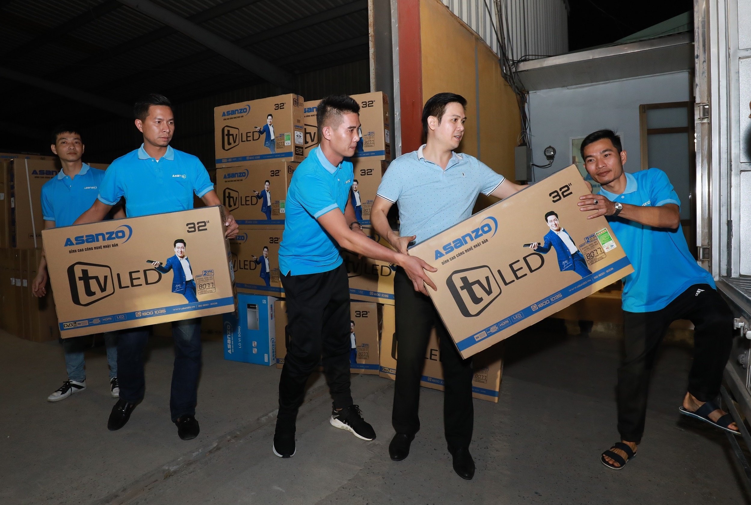 Asanzo cung bo me Bui Tien Dung tang TV cho nguoi dan tai que nha hinh anh