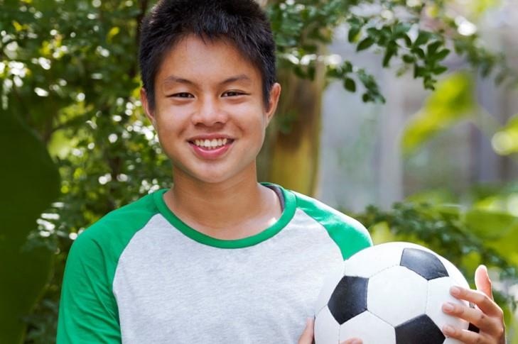 Cau be 13 tuoi va hanh trinh dat chan den Barcelona hinh anh