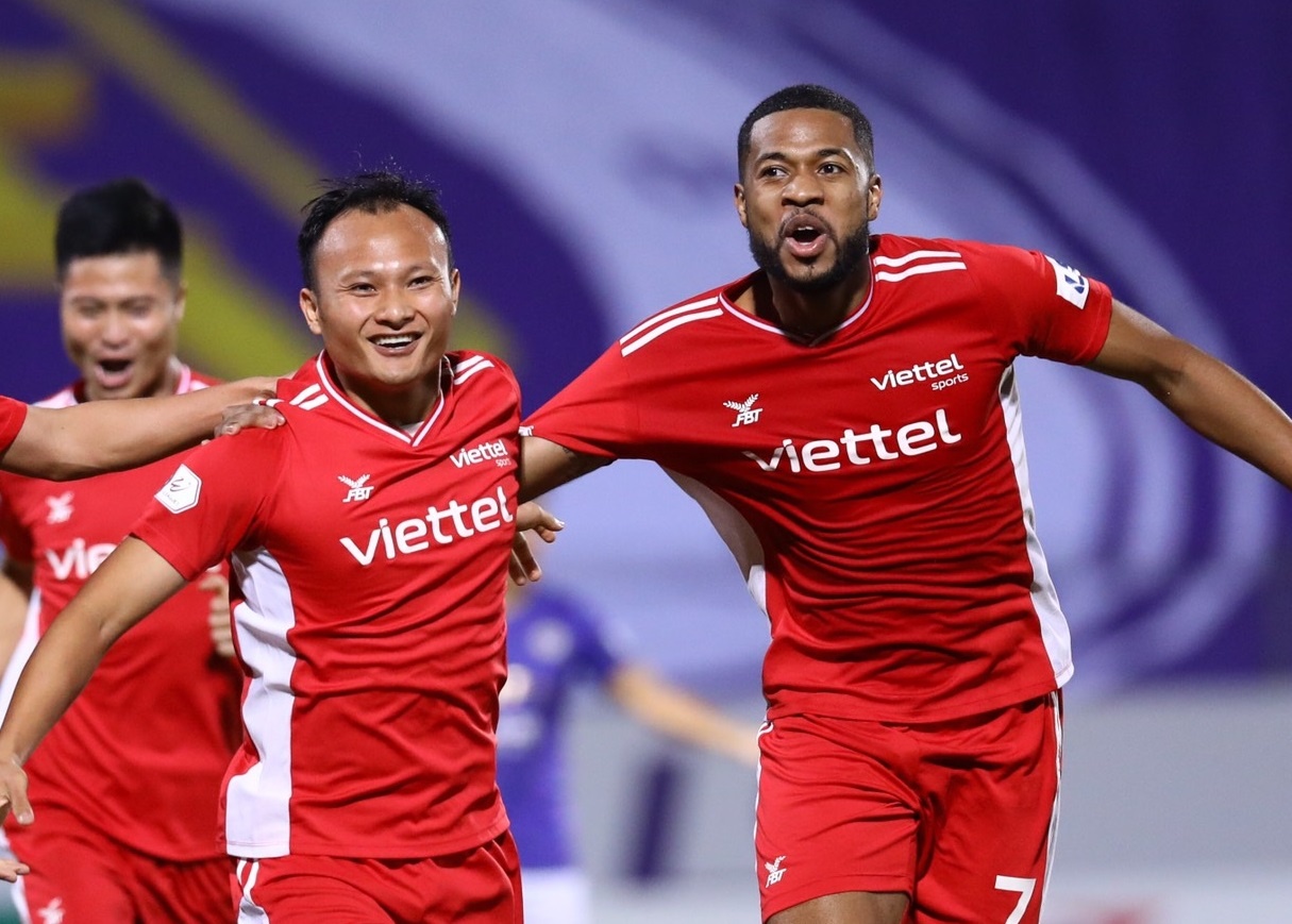 CLB Viettel danh bai CLB Ha Noi trong tran dau co 2 the do hinh anh