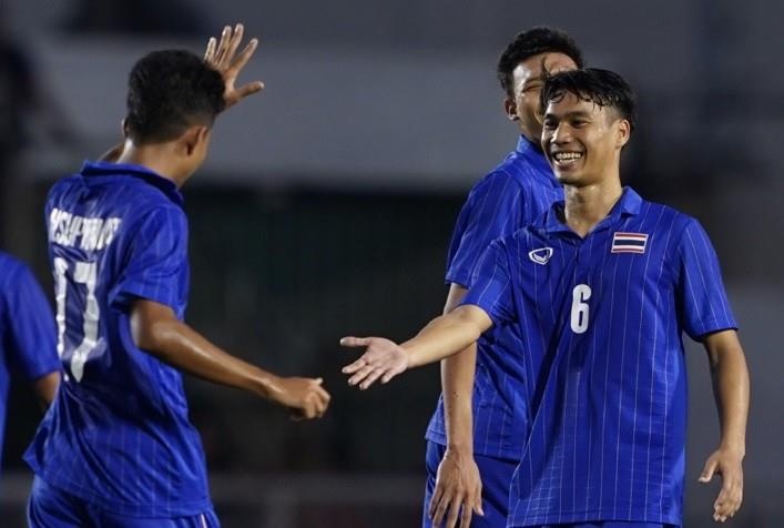 HLV Kiatisak dong vien U22 Thai Lan sau tran thang 7-0 hinh anh