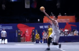 Cau thu Viet kieu cao hon 2 m dung suc manh ap dao doi Thai Lan hinh anh