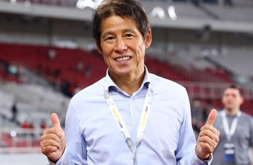 HLV Nishino lien tuc cuoi trong buoi tap cua U22 Thai Lan hinh anh