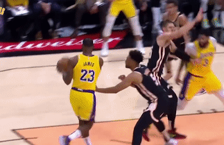 Cu tung nguoi up ro gay phan khich cua ngoi sao NBA hinh anh