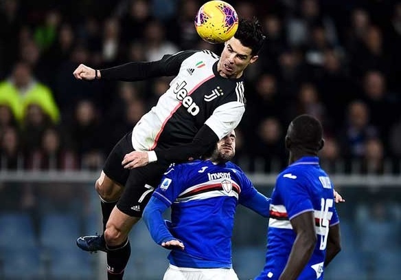 HLV Sarri noi gi khi Ronaldo bat nhay 2,56 m de ghi ban hinh anh