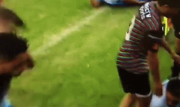 Cau thu danh nhau o giai hang Ba Argentina hinh anh