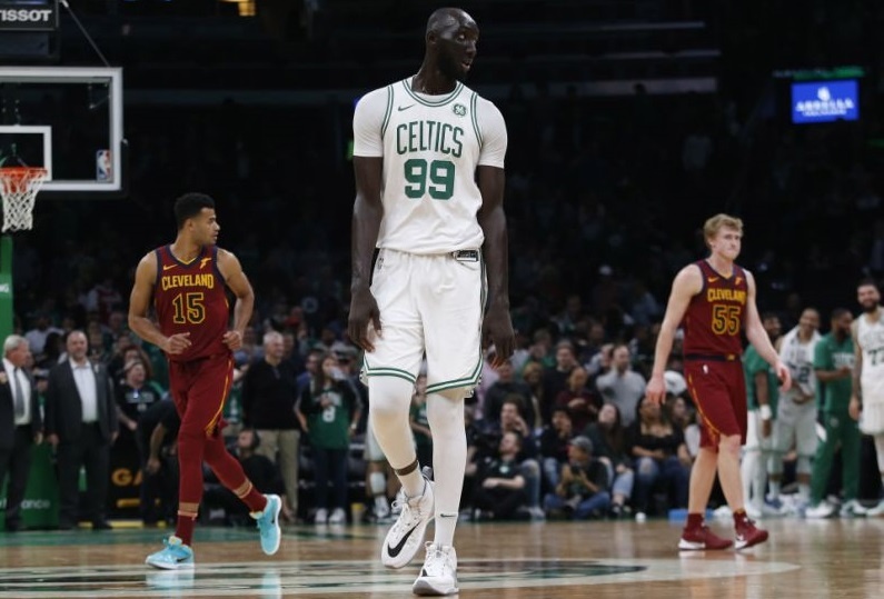 Trung phong cao 2,29 m the hien ra sao o NBA mua nay hinh anh