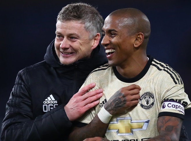 Maguire ca ngoi 2 tien dao cua Man United hinh anh