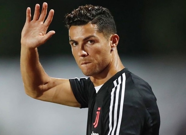 Ronaldo choi bong cung chang trai mat doi chan hinh anh