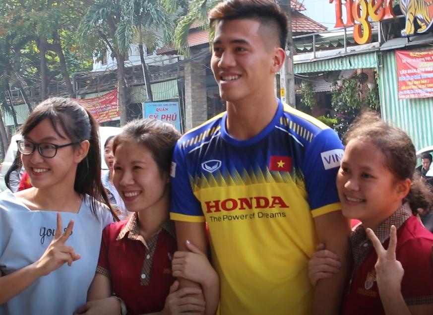 Fan nu vui mung khi chup anh cung Tien Linh hinh anh