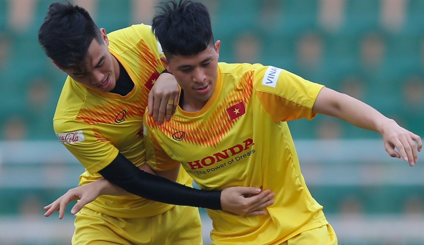 U23 Viet Nam luyen bai tap tranh chap tay doi hinh anh