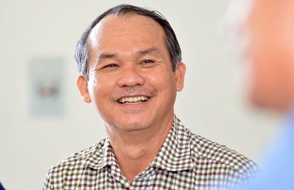 Bau Duc tai tro giai bong da sinh vien hinh anh