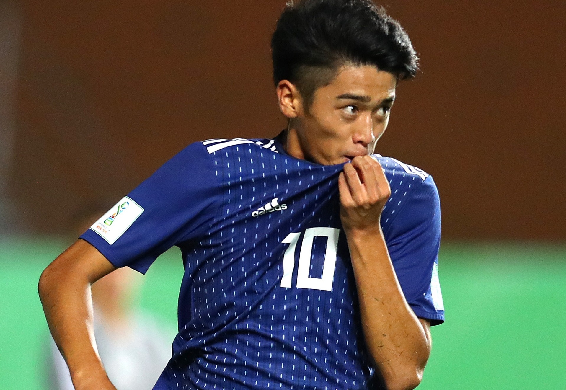 Them mot sao tre Nhat Ban duoc lot tam ngam Barcelona hinh anh