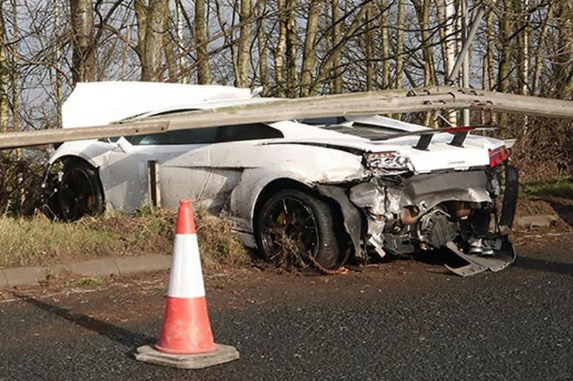 Thu mon MU tong vao xe Lamborghini cho 3 nguoi hinh anh