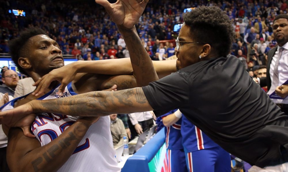 Man au da o giai bong ro sinh vien My hinh anh