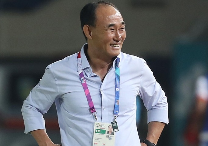 HLV U23 Han Quoc muon hoc tro giam ap luc khi da chung ket hinh anh