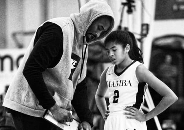 Buc anh Kobe Bryant ‘truyen lua’ cho con gai gay xuc dong hinh anh