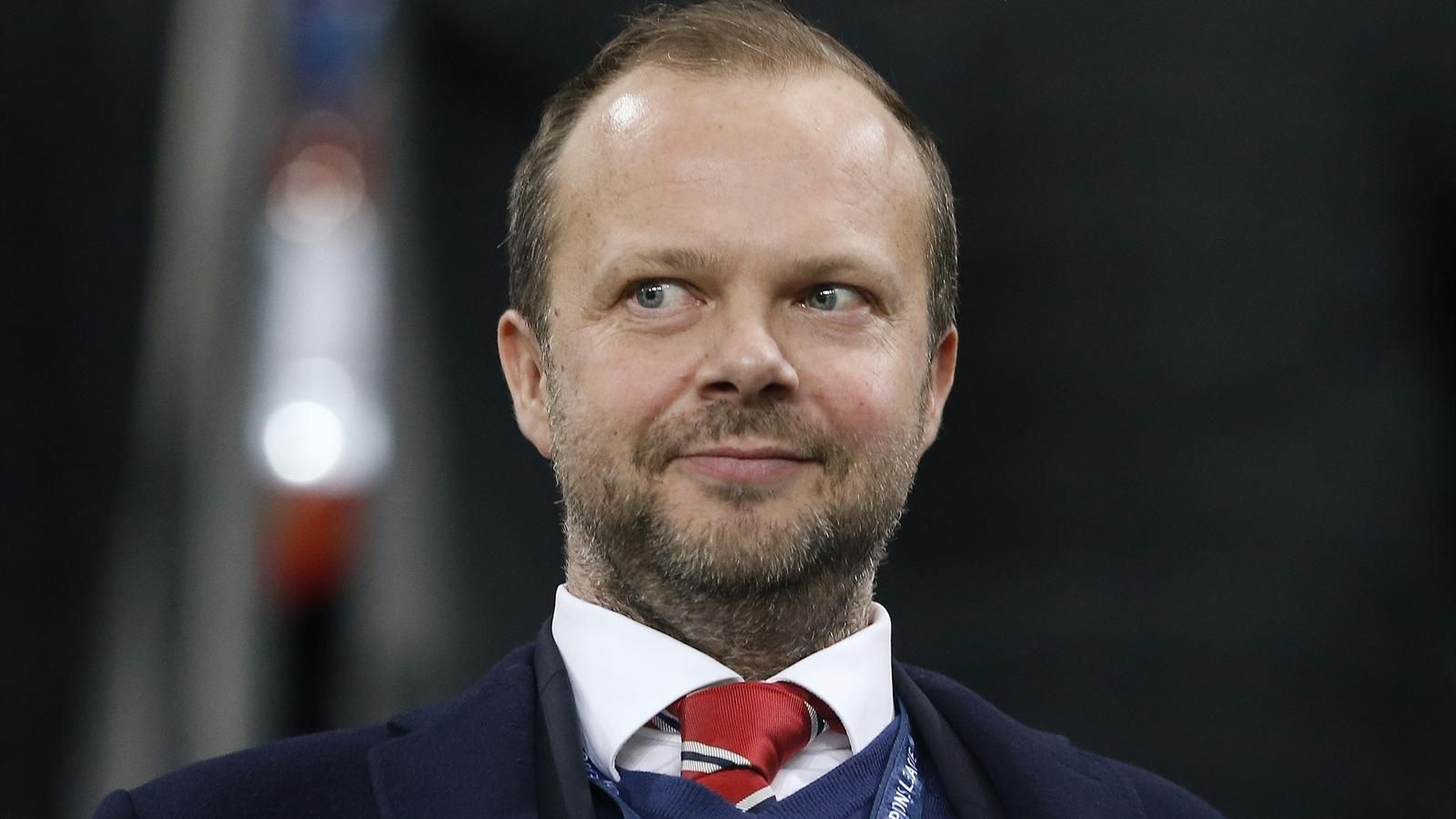CDV MU nem phao sang vao nha Ed Woodward hinh anh