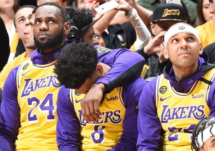 Cau thu Lakers khoc khi tuong nho huyen thoai Kobe Bryant hinh anh