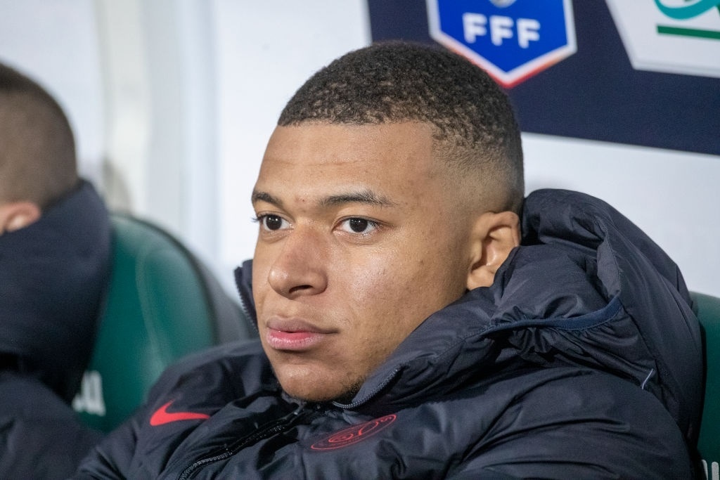 Kylian Mbappe doi dien an phat noi bo PSG hinh anh
