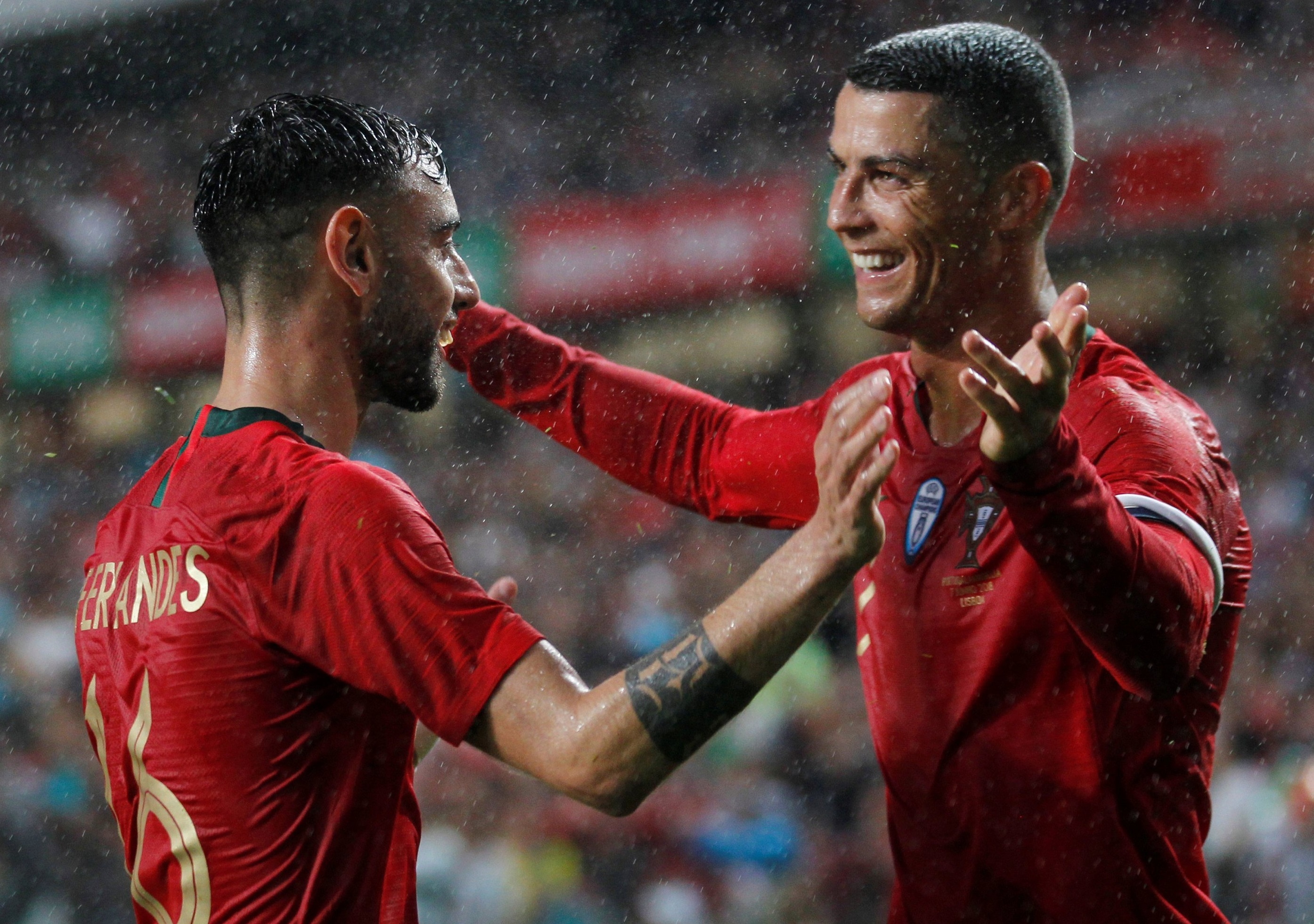 Ronaldo ngam tac dong trong vu Bruno Fernandes den MU hinh anh