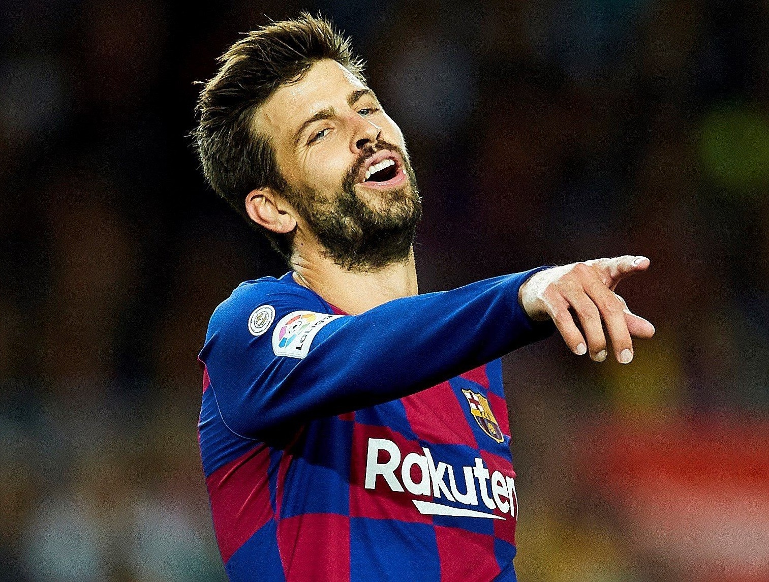 Pique len tieng ve cang thang giua Messi va Abidal hinh anh