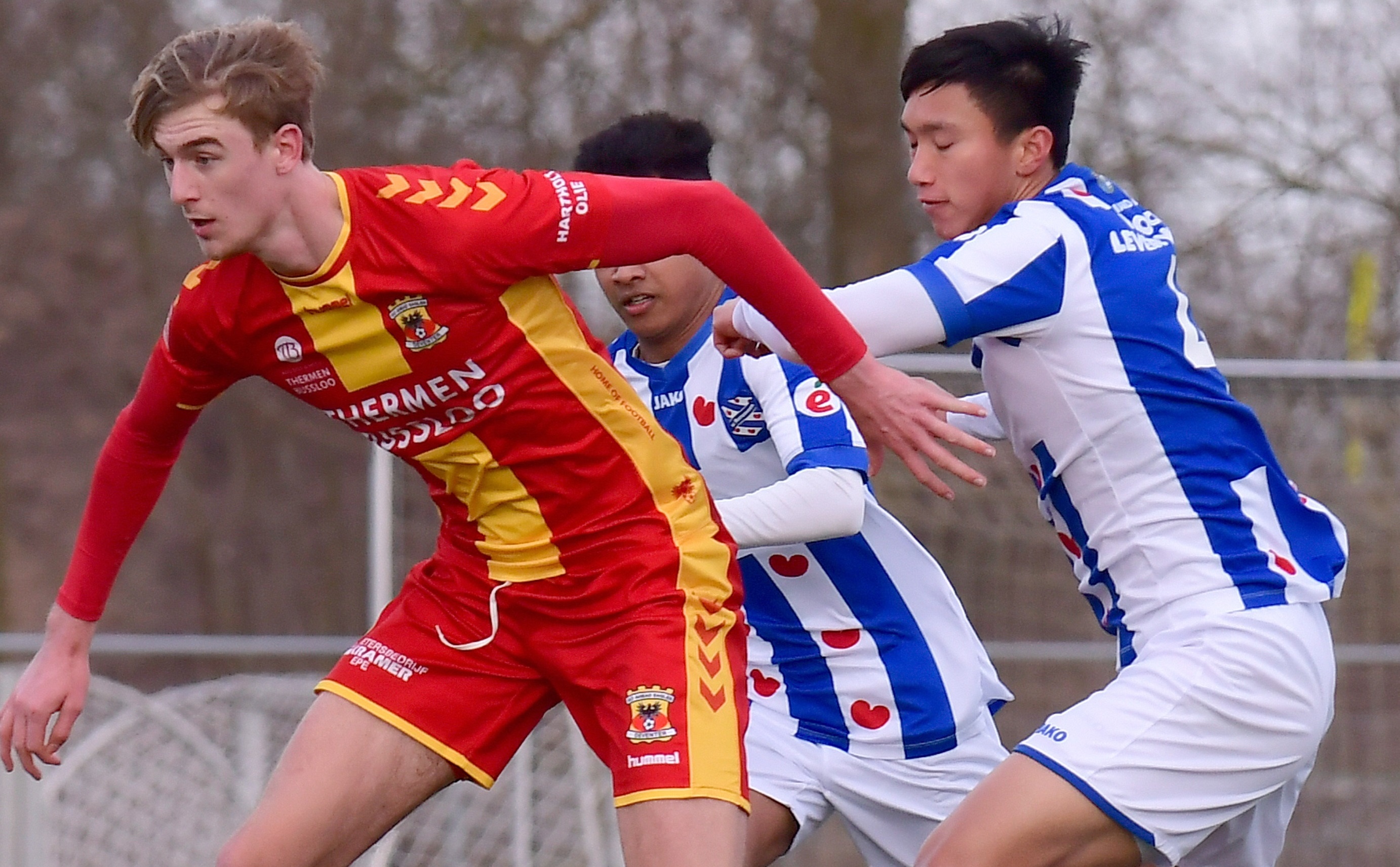 Van Hau choi manh me truoc cau thu cao to cua doi phuong hinh anh