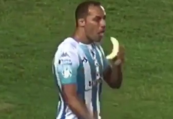 Cau thu gay cuoi khi an chuoi trong luc da bong tai Argentina hinh anh