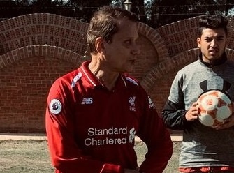 Cu ong 75 tuoi tro thanh cau thu chuyen nghiep hinh anh