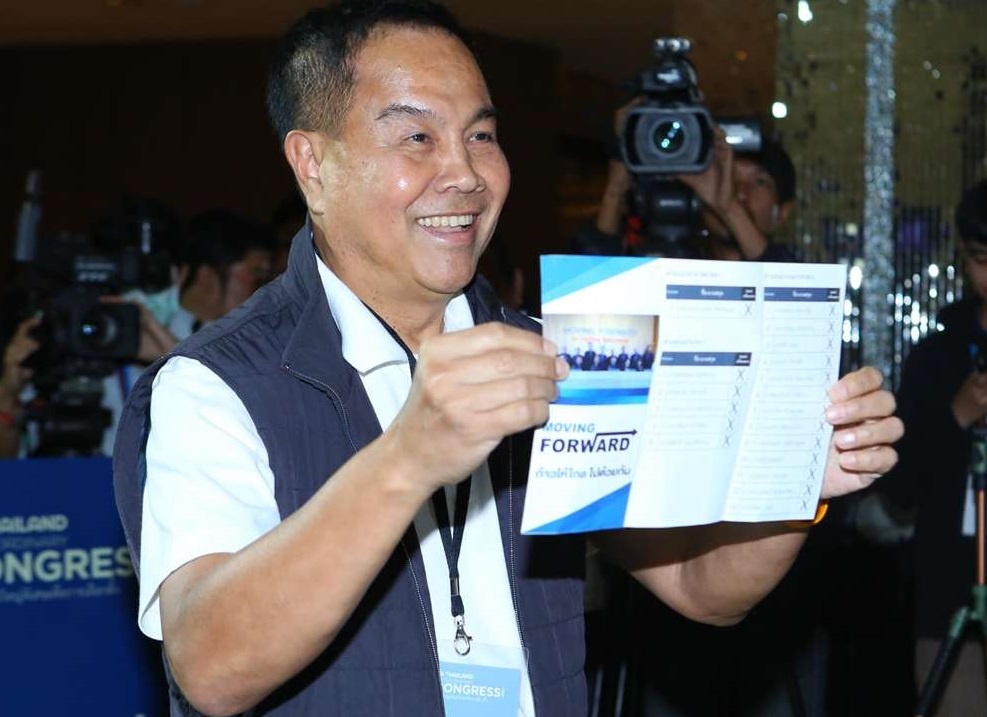 Chu tich LDBD Thai Lan vung ghe du nhieu lan bi chi trich hinh anh