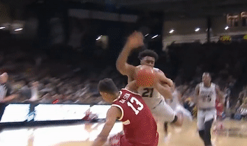 Cau thu bong ro khoc vi gay chan thuong nang cho doi phuong hinh anh