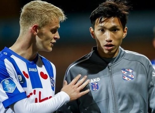 Heerenveen bi dat cau hoi khi de Van Hau lien tuc du bi hinh anh