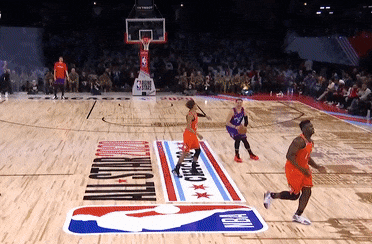 Sao NBA duoc doi thu tan duong vi cu nem tu giua san hinh anh