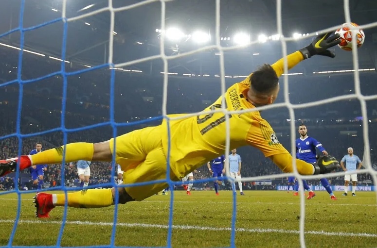 Ban thang duoc ghi tu giua san ngay sau cu giao bong hinh anh