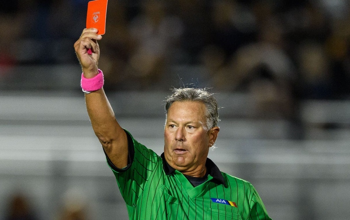 Cau thu bi duoi 2 lan vi len o lai san sau tam the do hinh anh