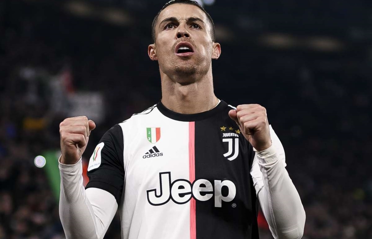 Ronaldo cham moc 1.000 tran sau 19 nam hinh anh